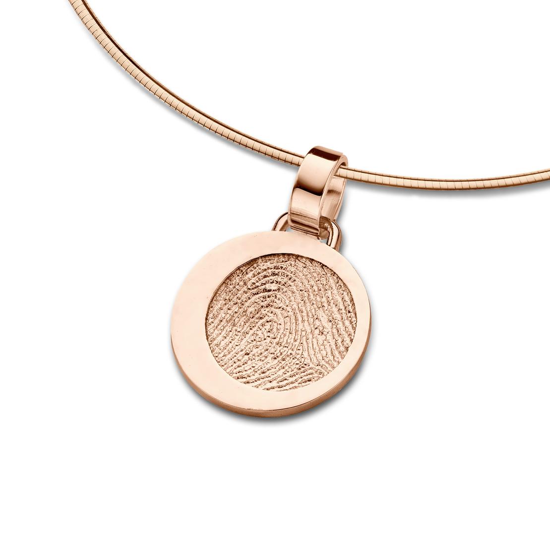 Rosegoldener Anhänger mit Fingerabdruck-Motiv an einer schlanken Halskette.