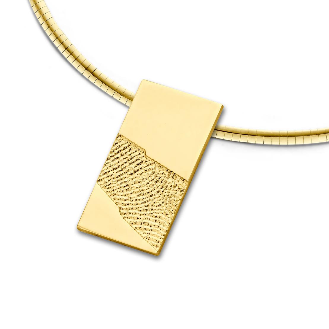 Goldene Halskette mit rechteckigem Anhänger, der ein strukturiertes Muster aufweist, vor weißem Hintergrund.