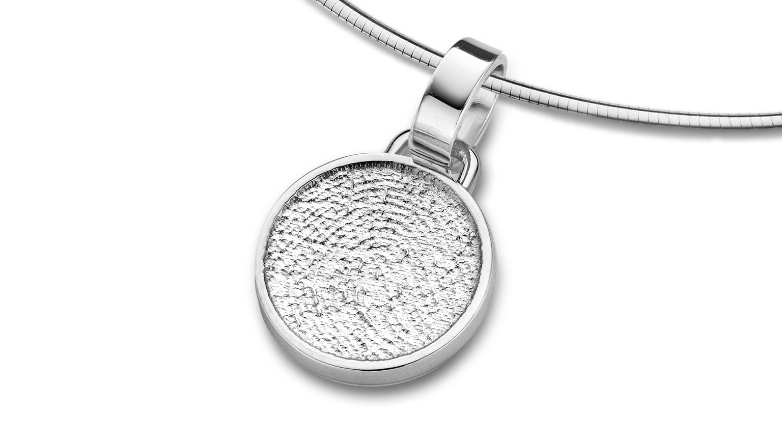 Silberner Anhänger mit strukturierter Oberfläche an einer feinen Kette vor weißem Hintergrund.